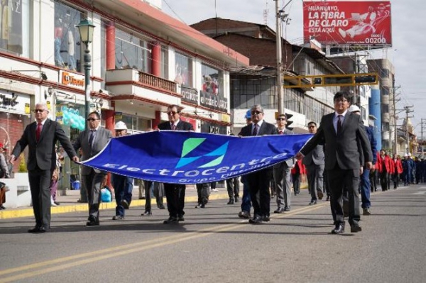DIRECTIVOS Y TRABAJADORES PARTICIPAN EN IZAMIENTO Y DESFILE DOMINICAL POR EL 41° ANIVERSARIO DE ELECTROCENTRO